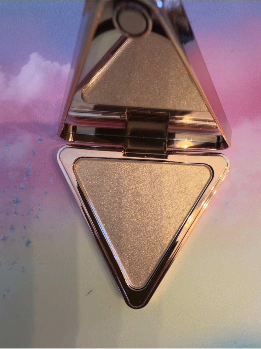 LYS- Aim High Pressed Powder Highlighter-Illuminating-BRAVE. 

• Stored in a cle